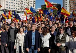 Los dirigentes del PP posan durante la manifestación.