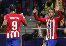 Samu Lino y Memphis Depay, los goleadores del Atlético ante el Valencia.