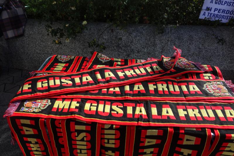 Bufandas con el lema 'Me gusta la fruta' en la manifestación.