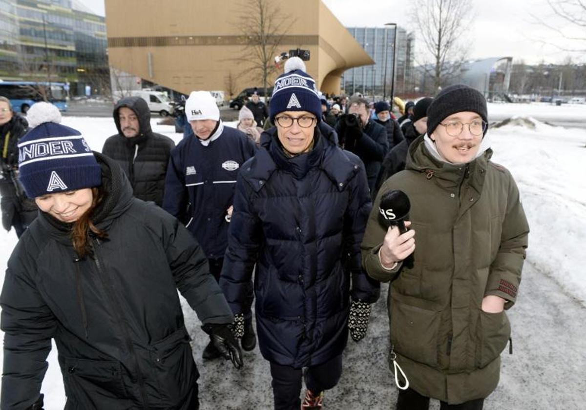 El candidato presidencial del Partido de Coalición Nacional (NCP) de Finlandia , Alexander Stubb, continúa haciendo campaña.