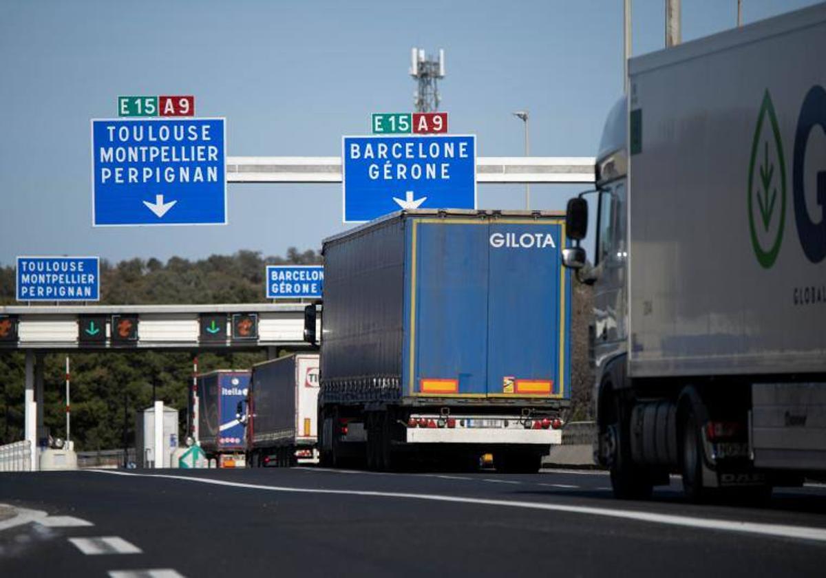 Camiones circulando por la frontera en Le Boulou (Francia).