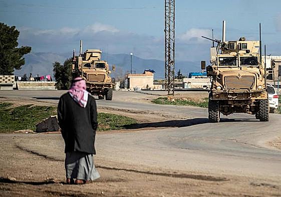 Soldados estadounidenses patrullan la ciudad de Tal Hamis, en el noreste de Siria,