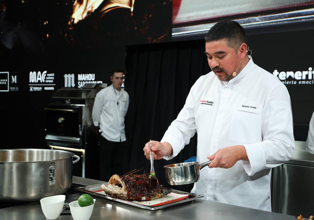 Ignacio Ovalle prepara su cabeza de pescado.