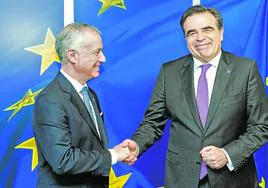 El lehendakari Iñigo Urkullu estrecha la mano del vicepresidente de la Comisión Europea, Margaritis Schinas, en Bruselas.