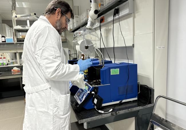 Pruebas en el laboratorio de fluidos.