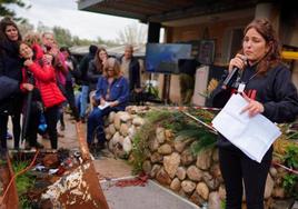 Avichai Brodutch, cuyo familiares fueron liberados durante el alto el fuego, ante una de las casas arrasadas por Hamás en Kfar Aza.