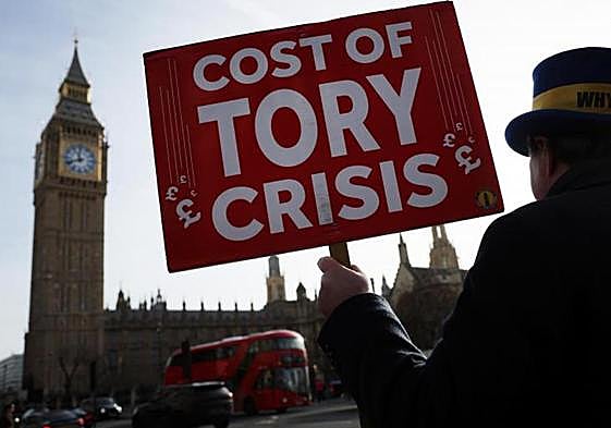 Un británico que hace campaña contra el Brexit critica a los 'tories' por su apoyo a la salida frente al Parlamento.