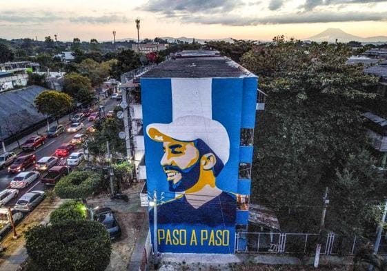 Vista aérea de un mural en un complejo de apartamentos que representa al presidente salvadoreño, Nayib Bukele.