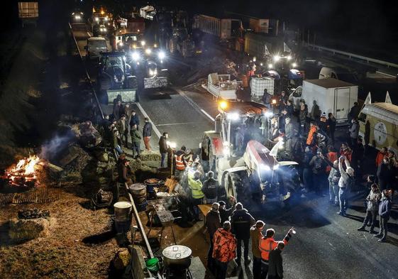 Los agricultores franceses mantienen cien puntos de bloqueo en las carreteras galas