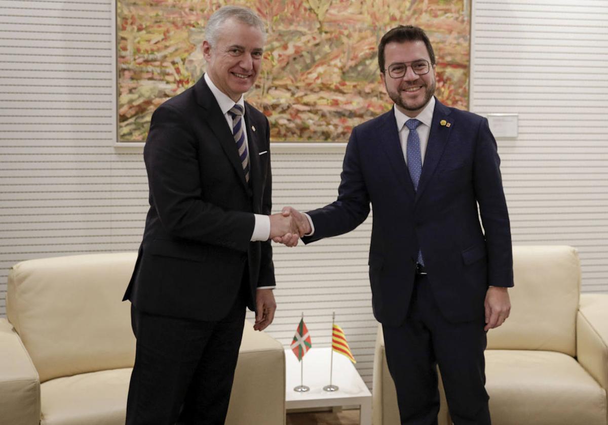 El lehendakari con el presidente catalán Pere Aragonès durante su encuentro en Bruselas.