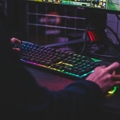 Dale un toque futurista a tu setup gamer con estos accesorios de iluminación RGB