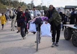 Un bebé es trasladado sobre una bicicleta por una familia que huye en Jan Younis hacia Rafah.