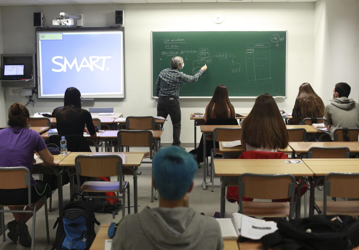 Alumnos en una clase de un instituto de Vitoria.