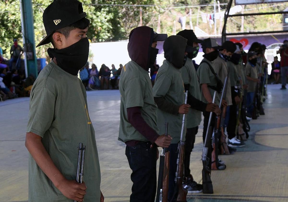 Imagen principal - Niños de menos de 15 años para luchar contra la violencia en México