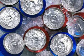 Latas de refrescos en hielo.