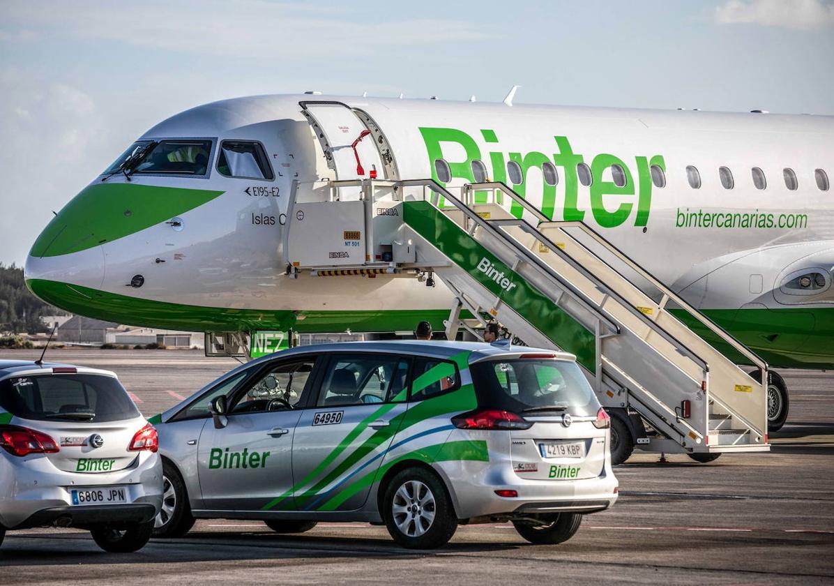 Un avión de Binter en el aeropuerto de Gran Canaria.