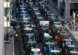 Protestas de tractores de agricultores europeos, este jueves, en las calles de Bruselas.