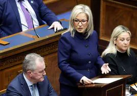 Michelle O'Neill, líder del Sinn Féin, interviene el sábado en la Asamblea de Irlanda del Norte.