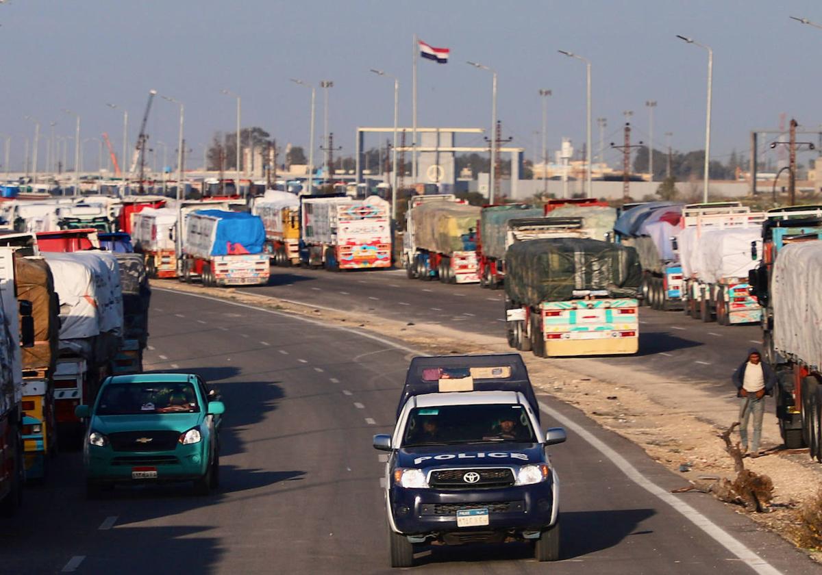 Cientos de camiones hacen cola ante el paso de Rafah para llevar la ayuda humanitaria a los palestinos.