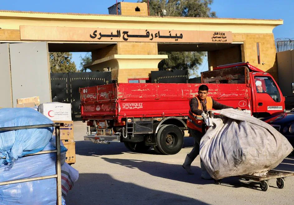 埃及志愿者在拉法边境口岸向加沙地带提供人道主义援助。
