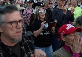 Simpatizantes de Trump se manifiestan en Texas contra los migrantes que cruzan desde México.