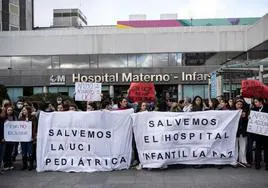 Manifestantes sujetan pancartas durante una protesta tras el cierre de la UCI pediátrica del Hospital Universitario La Paz el pasado 18 de nero
