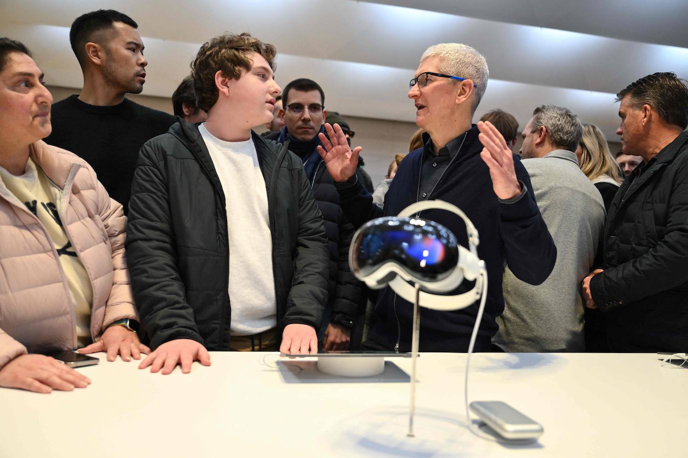 El propio CEO de Apple, Tim Cook, explica a clientes las características de las nuevas gafas en una Apple Store de Nueva York.
