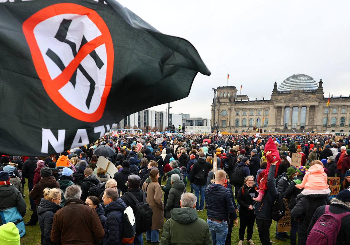 Miles de personas se han concentrado este sábado contra la ultraderecha frente al Reichstag en Berlín.