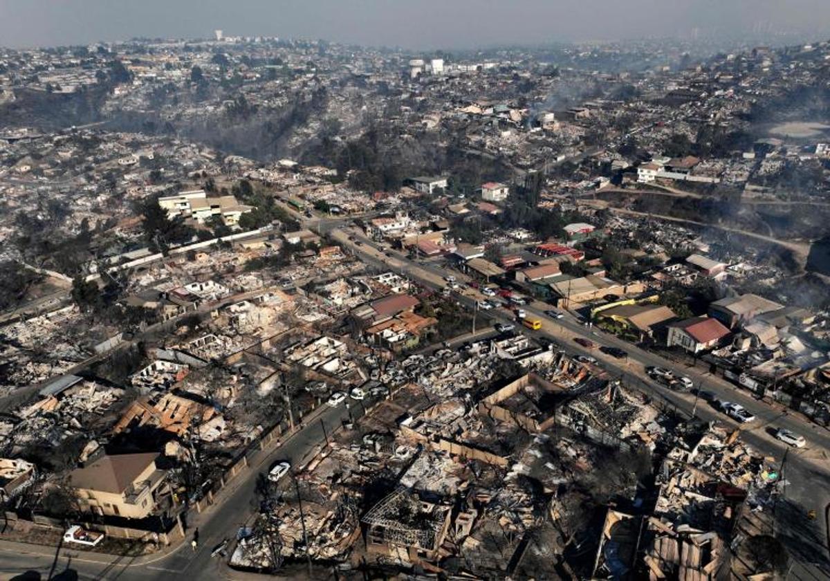 Suburbio próximo a la localidad de Viña del Mar arrasado por los incendios.