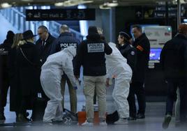 Un equipo de la Policía científica toma muestras en la estación parisina donde se ha registrado el ataque.