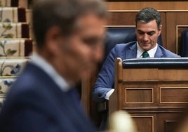 Feijóo en la tribuna de oradores del Congreso con el Sánchez en el fondo en su escaño