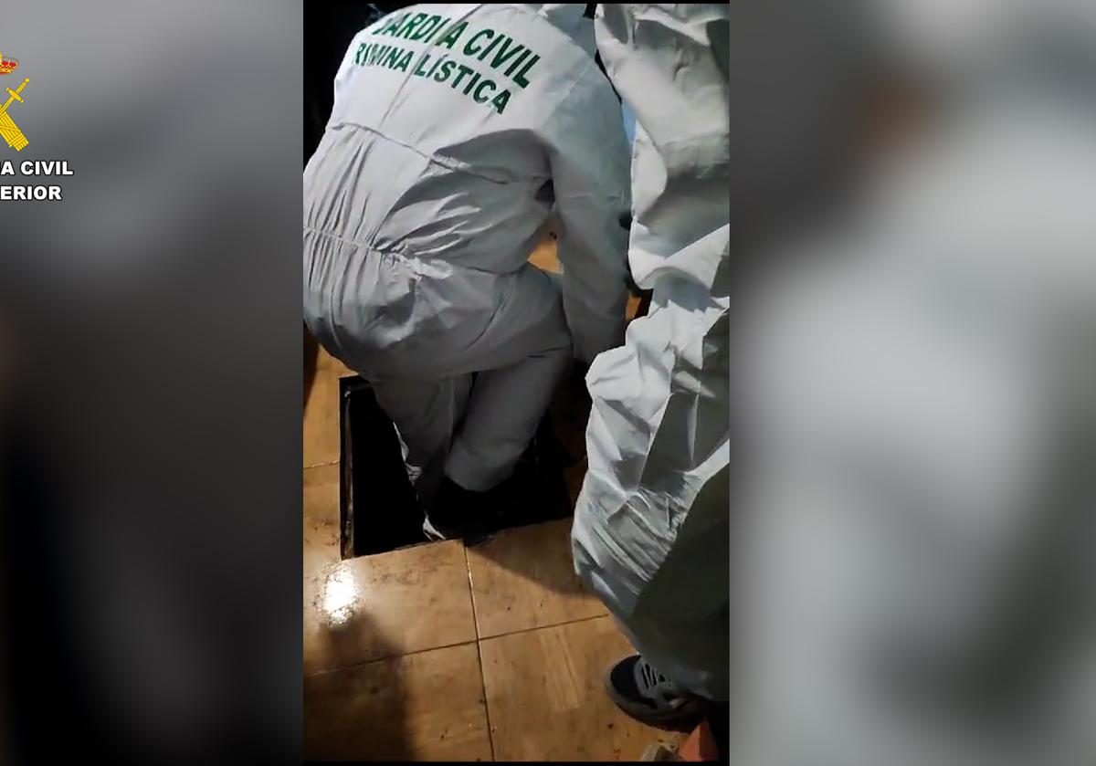 Imagen de los agentes de la Guardia Civil metiéndose en el zulo para inspeccionarlo.