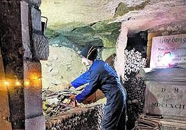 Operarios levantan los muros con la técnica de la piedra seca,apilando los huesos sin usar otro material.