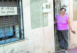 Galia, de 39 años, sonríe a las puertas de su casa, donde vive de alquiler junto a su marido Dinko y sus dos hijas. La más pequeña, Mariela, nació en Guadalajara.