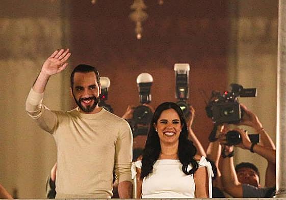 Bukele junto a su esposa en el balcón del Palacion Nacional, durante la autoproclamación de su victoria.