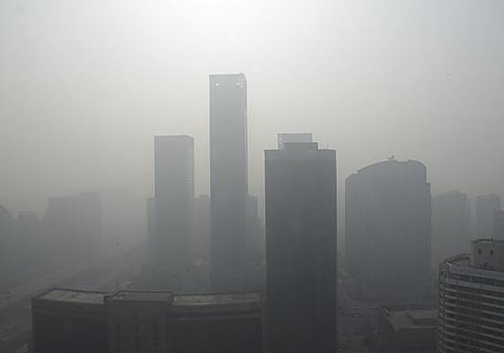 Rascacielos del distrito central de negocios, envueltos por la contaminación de aire pesado, en Beijing.