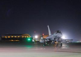 Un avión de la Fuerza Aérea británica regresa a su base tras atacar objetivos hutíes en Yemen.