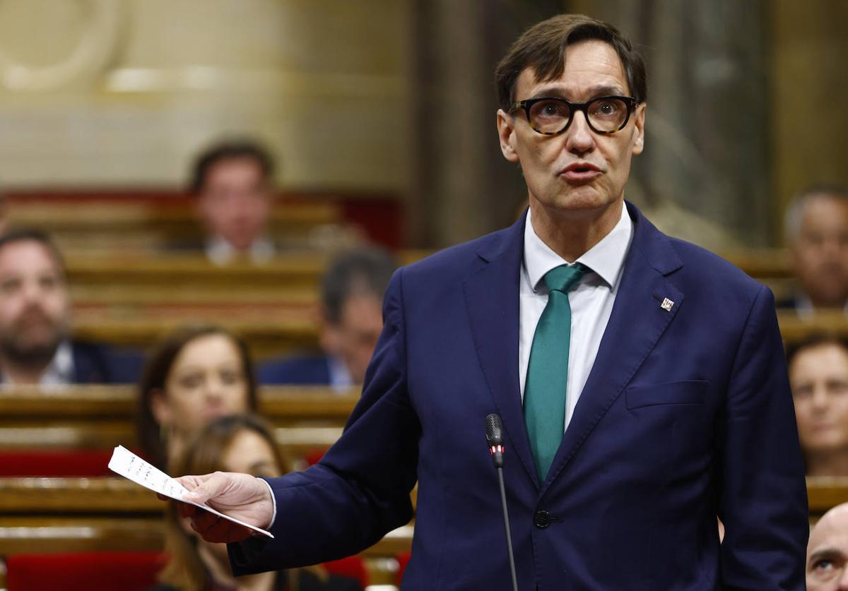 El secretario general del PSC, Salvador Illa, en el Parlamento catalán.