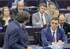Carles Puigdemont, líder de Junts, frente al presidente Pedro Sánchez en el Parlamento Europeo.