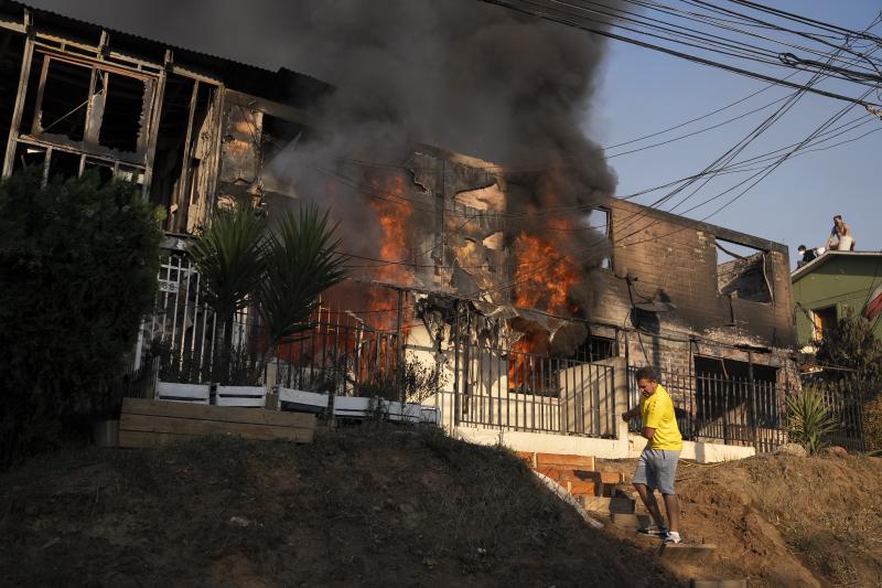 Vecinos intentan contener el fuego en El Olivar.