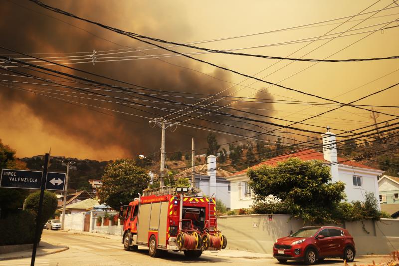 Un camión de Bomberos se dirige al sector de Miraflores para trabajar en las labores de extinción.