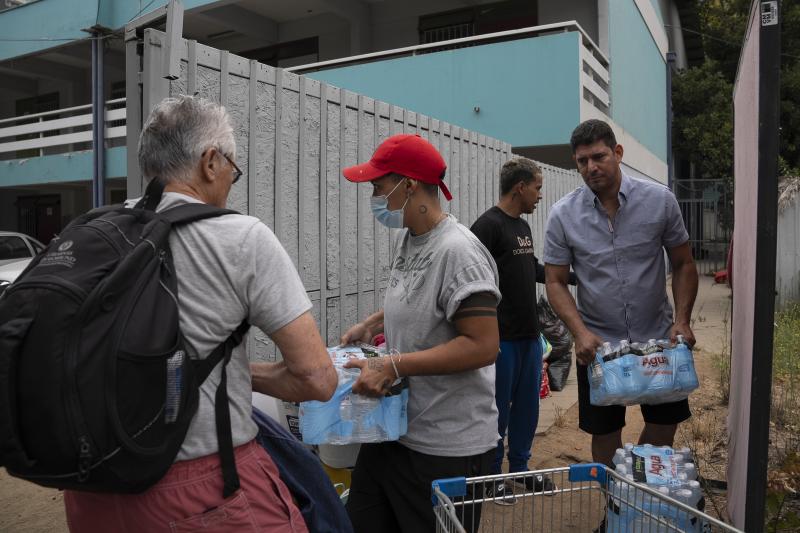 Acopio de bebidas paras los damnificados por el fuego en Viña del Mar.