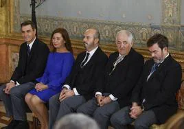 El presidente interino del CGPJ, Vicente Guilarte (primero por la derecha), en la jura de la Princesa Leonor junto a Francina Armengol y Pedro Sánchez.