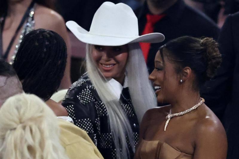 Beyoncé no posó en la alfombra roja por lo que no pudo verse en todo su esplendor su atuendo de estilo cowboy firmado por Louis Vuitton.