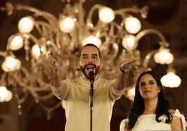El reelegido presidente de El Salvador, Nayib Bukele, se dirige a sus seguidores desde el Palacio Nacional junto a su esposa, Gabriela Rodríguez.