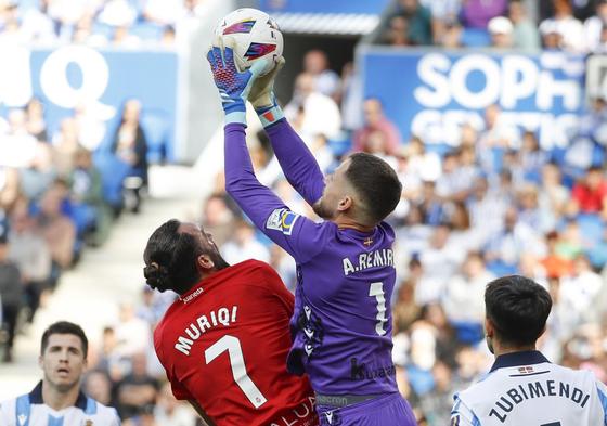 Muriqi y Remiro pugnan por un balón en el último duelo entre Mallorca y Real Sociedad.