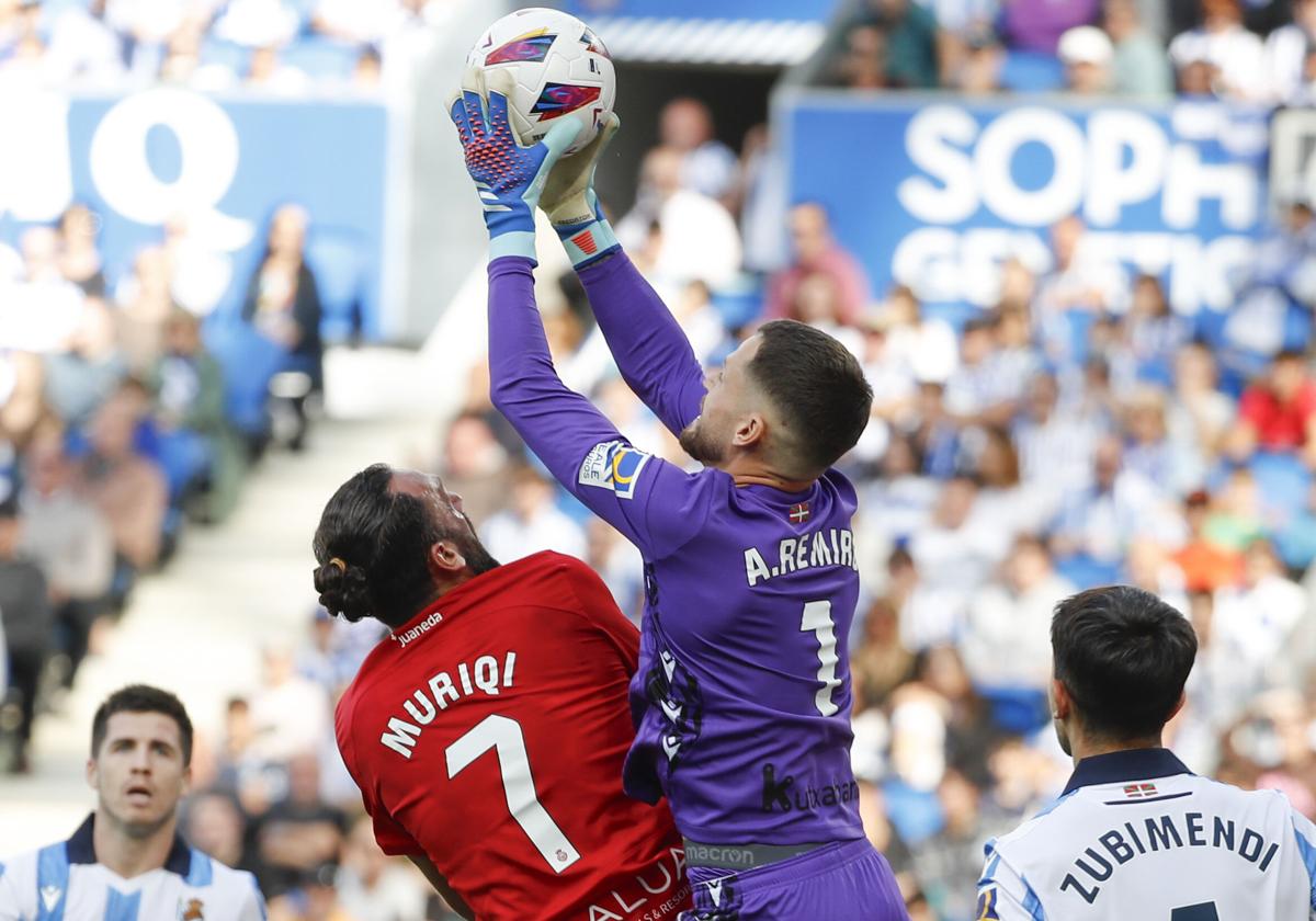 Muriqi y Remiro pugnan por un balón en el último duelo entre Mallorca y Real Sociedad.