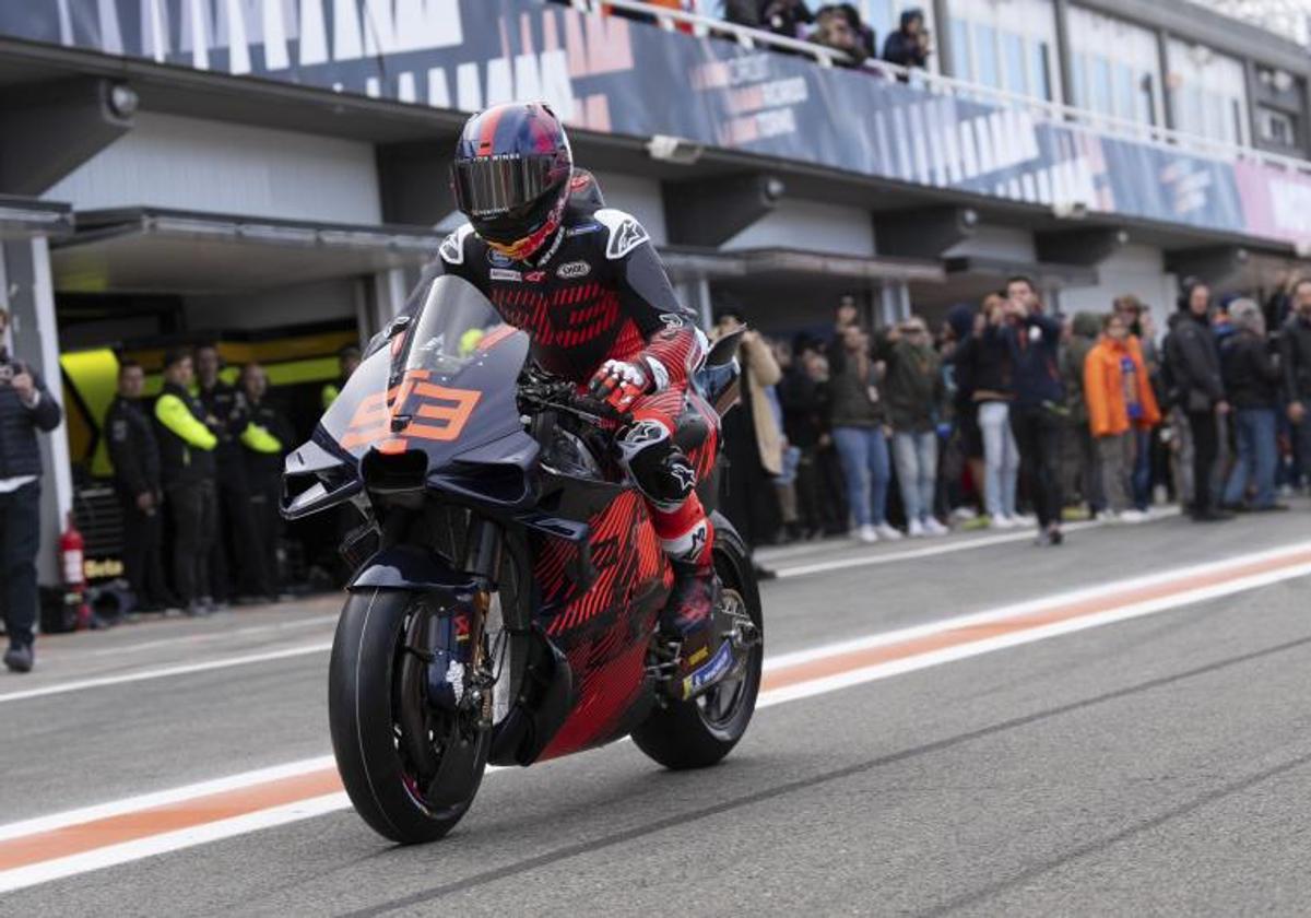 Marc Márquez, durante su primer contacto con la Ducati en noviembre.