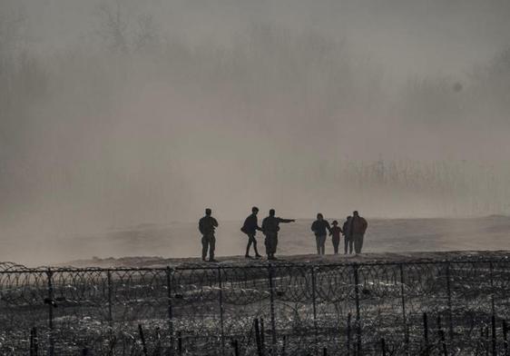 Un grupo de migrantes es detenido por miembros de la Guardia Nacional de Estados Unidos en Eagle Pass, Texas.