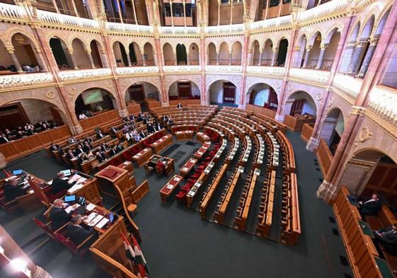 Una vista general muestra los asientos vacíos de los diputados de la formación gobernante en Hungría.